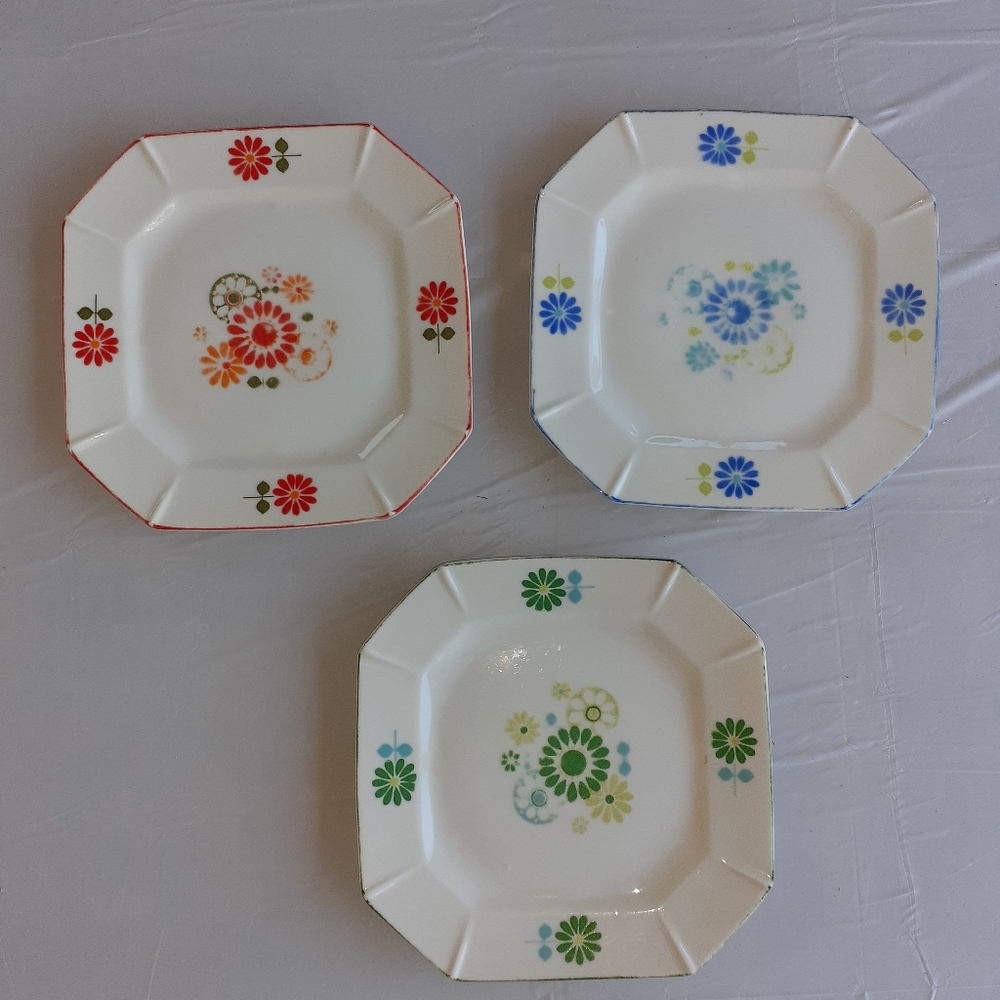3 salad/desert ceramic plates with daisies